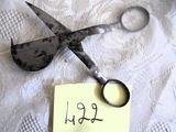une paire de ciseaux et une feuille de papier posés sur un lit