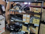 une pièce avec beaucoup de cartons et des cartons sur le sol