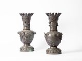 deux vases posés côte à côte sur une surface blanche