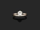 une bague à une seule pierre en diamant