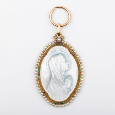 a close up of a picture of a woman with a rosary in her hand