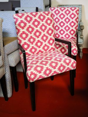 many chairs that are lined up in a room