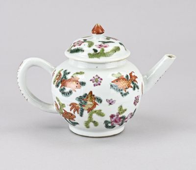 Théière en porcelaine chinoise décorée d'animaux et de fleurs sur fond blanc