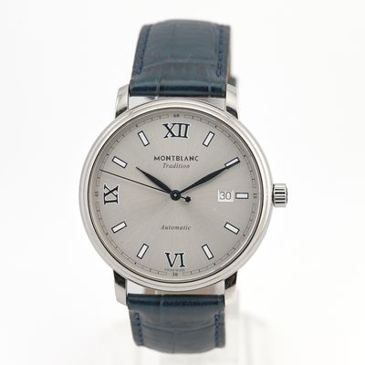 une montre-bracelet en argent avec des chiffres romains