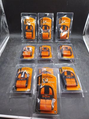 beaucoup de téléphones portables orange et noirs dans des étuis en plastique