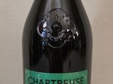 une bouteille de vin posée sur une table