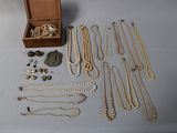 de nombreux colliers et bracelets disposés sur une table