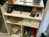 un bureau sur lequel se trouvent un téléphone et un ordinateur portable