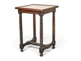 une petite table en bois avec un plateau en marbre sur fond blanc