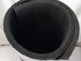 un gros plan sur un chapeau noir et blanc posé sur un lit