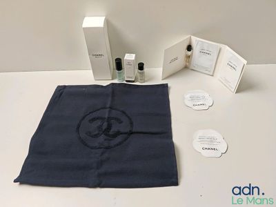 Le contenu d'un coffret cadeau Chanel est disposé sur une table