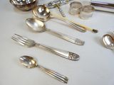 de nombreuses cuillères et couverts en argent sur la table