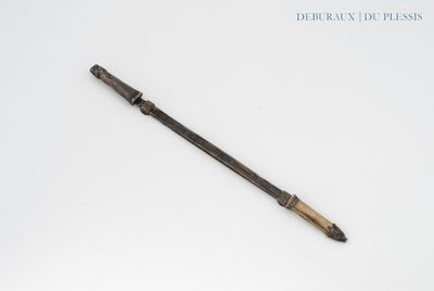 un vieux stylo posé sur une table blanche, à côté d'un crayon
