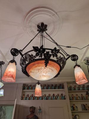 MULLER FRERES - Lustre en fer forgé à décor de pampres de vi…