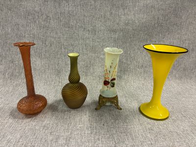 trois vases posés l'un à côté de l'autre sur une table