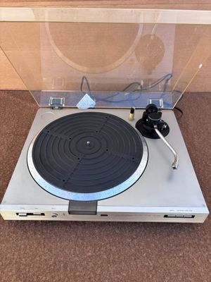 un tourne-disque posé sur une platine