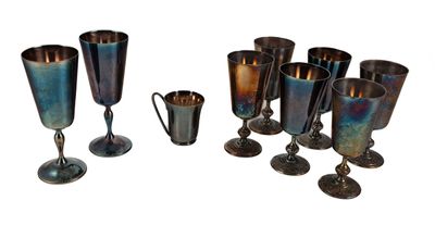 de nombreux verres de toutes sortes posés sur une surface blanche