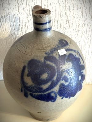 un vase bleu et blanc posé sur une table