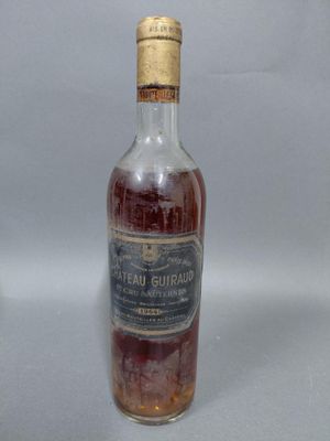 l'image d'une bouteille d'alcool posée sur une table