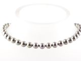 collier de perles sur fond blanc avec un espace réservé au texte