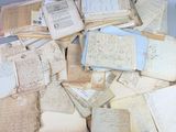 une pile de vieux papiers posée sur une table