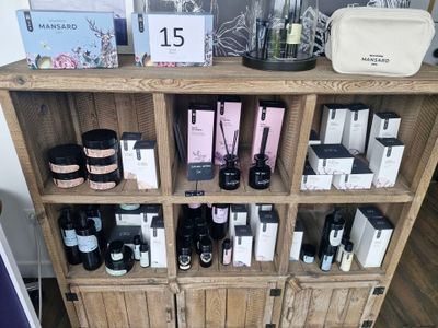 une étagère en bois sur laquelle sont disposés de nombreux produits différents