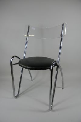 Chaise moderne en tube chromé. Dossier cintré en plexiglass.