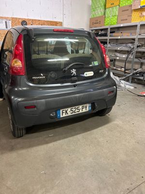 une petite voiture garée dans un garage