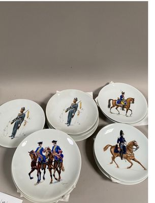 six assiettes en porcelaine ornées d'une illustration représentant des hommes à cheval