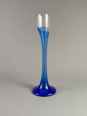un vase en verre bleu posé sur une table