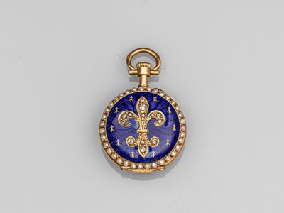 un fermoir en or et lapis-lazuli orné d'un motif de fleur de lys
