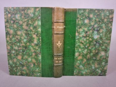 un vieux livre à la couverture verte posé sur une table