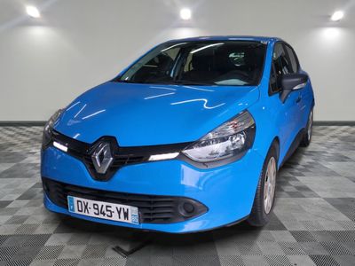 la voiture bleue est garée sur un sol en damier dans le garage