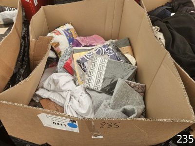 une boîte en carton remplie de vêtements et d'autres objets