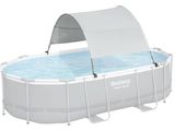 une grande piscine surmontée d'un auvent