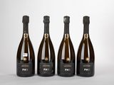 trois bouteilles de champagne sont posées côte à côte sur une table