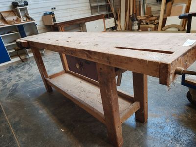 un établi muni d'un tiroir, dans un atelier