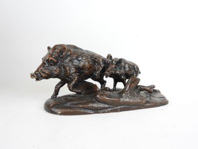 statue en bronze représentant une laie et ses marcassins sur un rocher