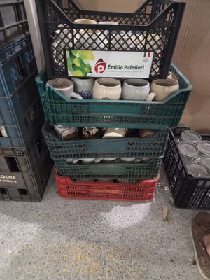 une pile de caisses en plastique sur laquelle est accrochée une pancarte