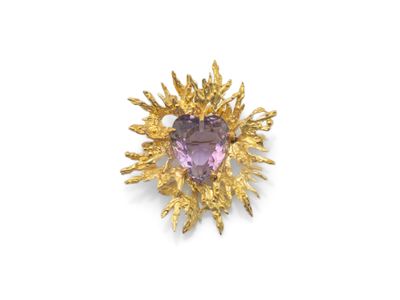 une broche en améthyste et diamants, signée Van Cleef