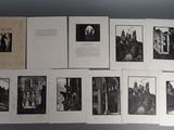 plusieurs vieux livres ornés d'illustrations en noir et blanc, posés sur une table