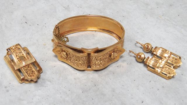 E. RUSTAN à Béziers. Parure en or 750‰, comprenant : une paire de...