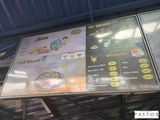 deux panneaux de menu sur le côté d'un immeuble
