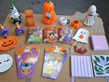une table sur laquelle sont disposés de nombreux objets d'Halloween