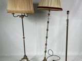 une paire de lampadaires en laiton et en verre, munis d'abat-jours