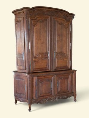 une photo d'une grande armoire en bois à tiroirs