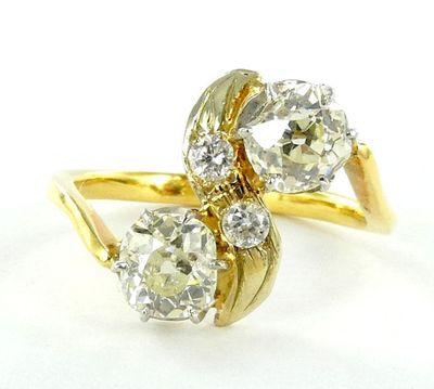 une image représentant une bague en or sertie de deux diamants