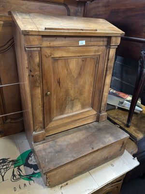 un petit meuble en bois posé sur une table