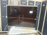 une porte vitrée ouverte vers l'extérieur d'un bâtiment