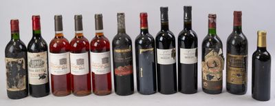 plusieurs bouteilles de vin sont alignées sur une surface blanche